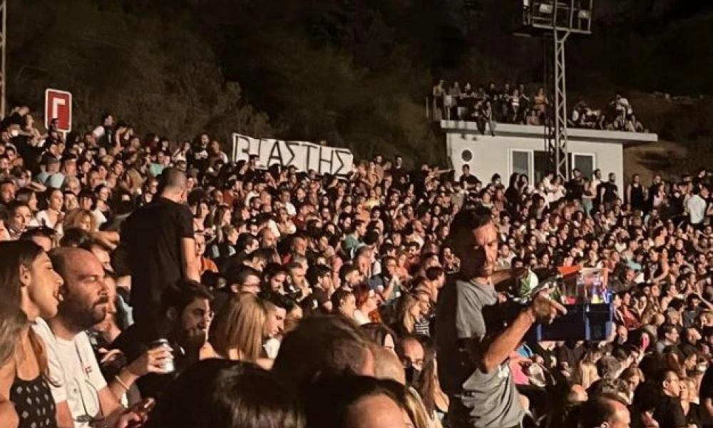 Πανό για τον Λιγνάδη και στη συναυλία του Θ. Παπακωνσταντίνου – Μεγαλώνει το κύμα οργής